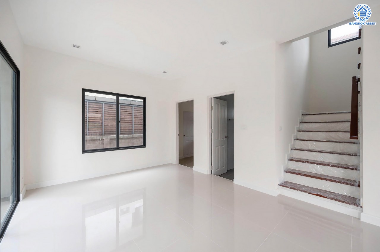 บ้านมือสองตกแต่งใหม่ โครงการ สราญสิริ ติวานนท์-แจ้งวัฒนะ1 เนื้อที่ 50.8 ตร.ว. ดีไซน์ตอบทุกไลฟ์สไตล์ ฟังก์ชัน 3 ห้องนอน 2 ห้องน้ำ จอดรถได้ 2 คัน Living กว้างขวาง บนทำเลติดถนนใหญ่ เชื่อมต่อทุกเส้นทาง ใกล้จุดขึ้นทางด่วน "ศรีสมาน"